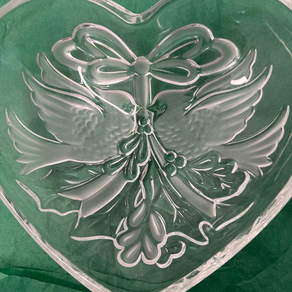 GORHAM CRYSTAL, Holiday Traditions Collection, Heart Dish Cardinal Holiday - Picture 16 of 16